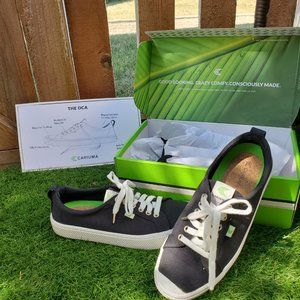 CARIUMA OCA Low Black size 10 Worn Only Twice